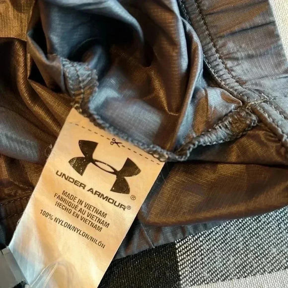 Under Armour hooded windbreaker size youth large - Picture 4 of 4